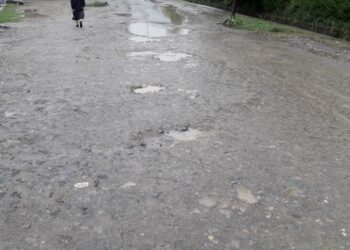 Dilapidated Kanganhall-Achabal road irk commuters