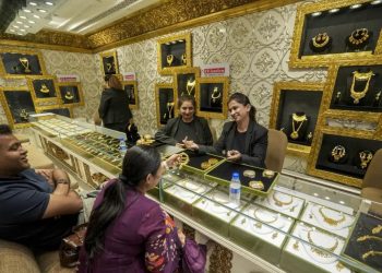 Gold falls Rs 800 to Rs 1.48 lakh/10g amid surging crude, weak global cues